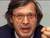 Sgarbi ironizza sugli archi di Buren che cadono a pezzi