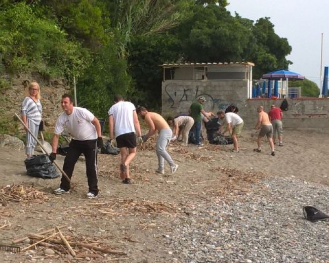Giornata di Pulizia della Spiaggia Libera di Punta Sanità, un successo