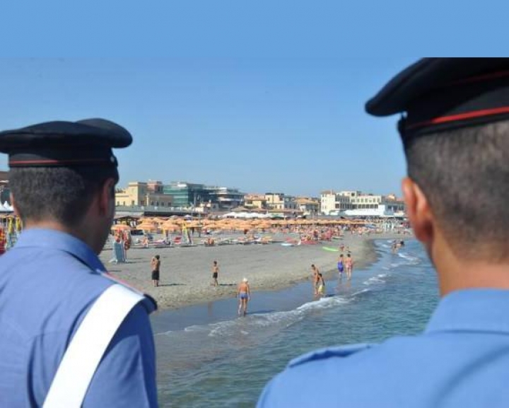 Monterosso, si aggira nudo sulla spiaggia: denunciato