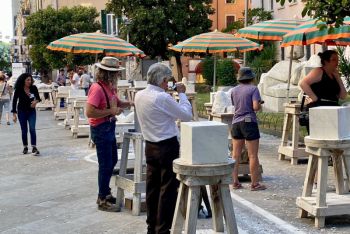 A WHITE CARRARA l&#039;incanto delle lezioni live di scultura con gli studenti dell&#039;Accademia