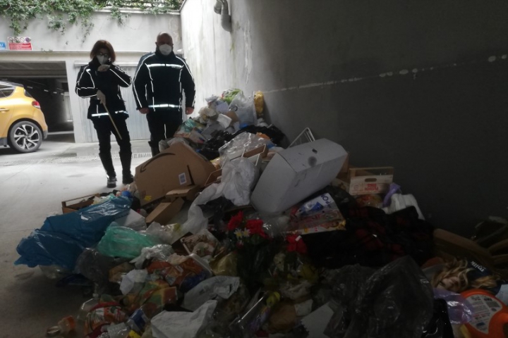 Garage di un palazzo trasformato in discarica: 15 condomini multati, uno rischia fino a 26 mila euro