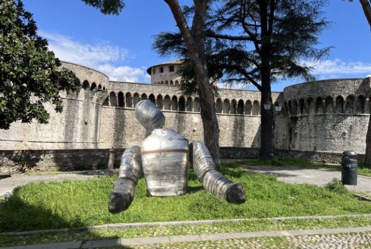 L&#039;Idolo di Paolo Fiorellini in esposizione nell&#039;atrio di palazzo Roderio