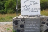 La lapide che ricorda i partigiani italiani e sovietici fucilati dai nazisti a Valmozzola il 17 marzo 1944