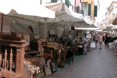 La “Soffitta nella Strada” festeggia 60 anni triplicando gli espositori e con un nuovo marchio 