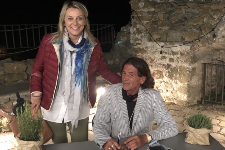 L&#039;autore Riccardo Vanni con il sindaco di Riomaggiore Fabrizia Pecunia