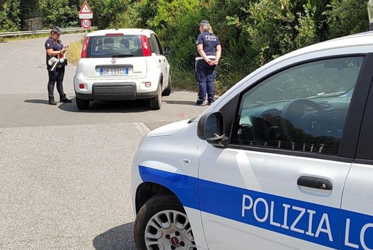 Non si ferma all&#039;alt con scooter sequestrato e senza patente