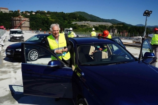 La prima auto attraversa il nuovo ponte di Genova