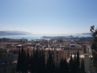 &quot;Navigare a vista con mascherina su naso e bocca e una benda sugli occhi&quot;