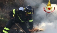 Colonna di fumo sopra Ceparana, a fuoco delle sterpaglie