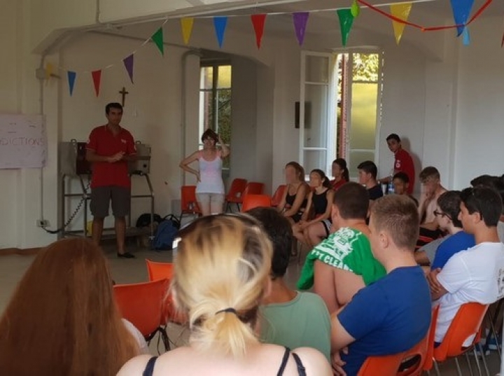Trenta ragazzi di un progetto Erasmus a lezione dai Giovani della Croce Rossa