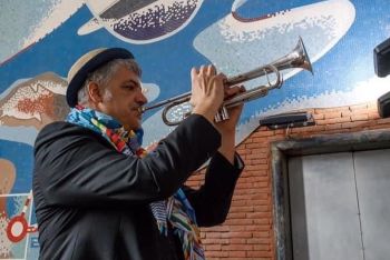 La tromba di Lorenzo Cimino per salutare in musica la mostra dedicata alla galleria Il Gabbiano