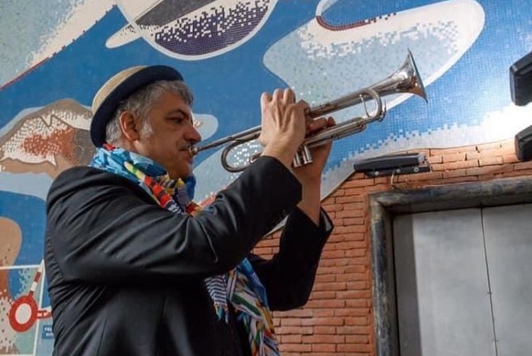La tromba di Lorenzo Cimino per salutare in musica la mostra dedicata alla galleria Il Gabbiano