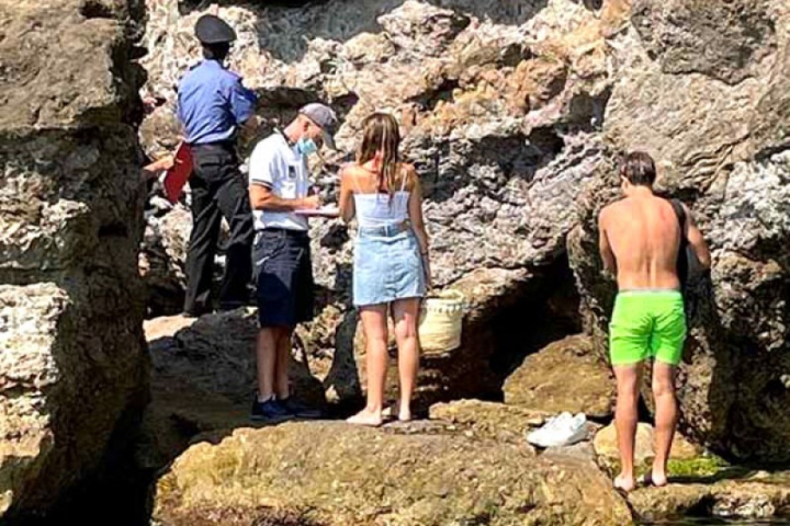 Bagnanti nelle spiagge vietate dietro il castello di Lerici, denunciate 35 persone