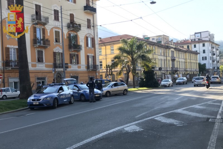 Rubano l&#039;incasso da un distributore di carburante, inseguimento vicino alla stazione