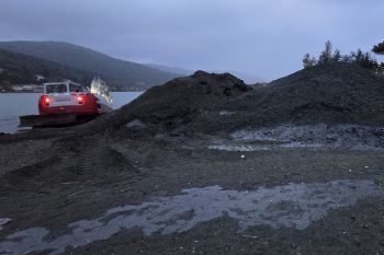 Lavori di somma urgenza per rimuovere il materiale depositato alla foce del fiume Mgra