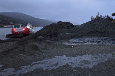 Lavori di somma urgenza per rimuovere il materiale depositato alla foce del fiume Magra