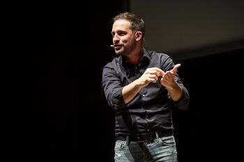 Dal web al palcoscenico: Filippo Caccamo porta in scena la vita dei suoi colleghi &quot;docenti disperati&quot;