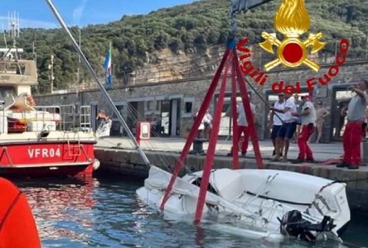 Imbarcazione semiaffondata a Porto Venere: l&#039;intervento dei Vigili del Fuoco