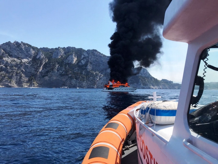 Incendio a bordo dello yacht, salvati tutti gli occupanti