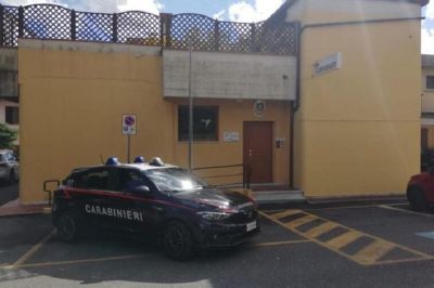 Cerca di sfuggire al controllo, poi si avventa contro la pattuglia dei Carabinieri