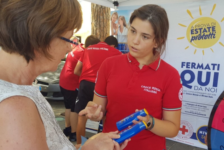 La Croce Rossa distribuisce campioni di creme solari per prevenire le malattie della pelle