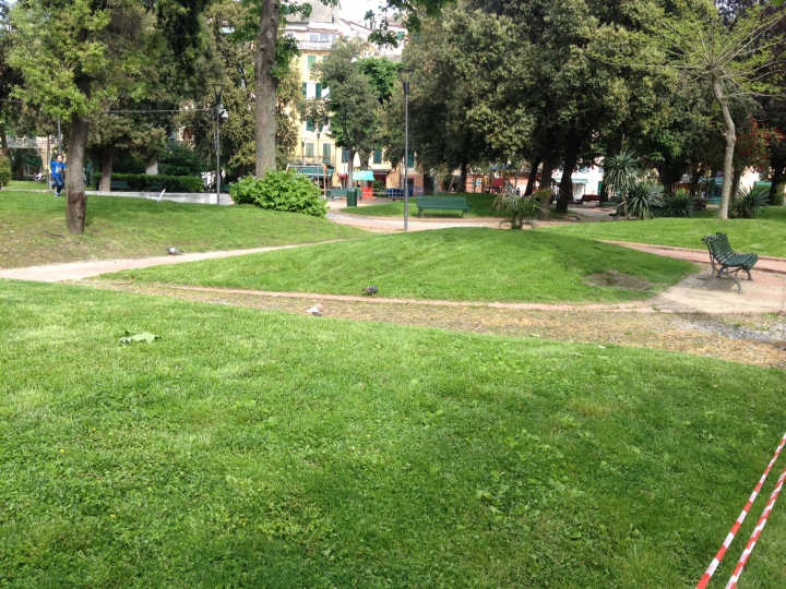 Levanto, nuove aiuole verdi nei giardini pubblici grazie all’erba “in rotoli”