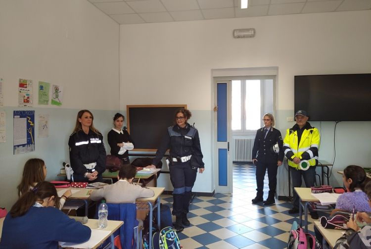 A lezione con la Polizia Locale: l&#039;educazione stradale entra nelle scuole