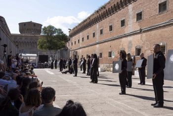 “Qui è altrove: buchi nella realtà”, al Nuovo il documentario sul progetto di teatro in carcere “Per Aspera ad Astra”