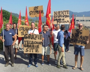 Sciopero SG Impianti, i lavoratori bloccano il ponte di Ceparana