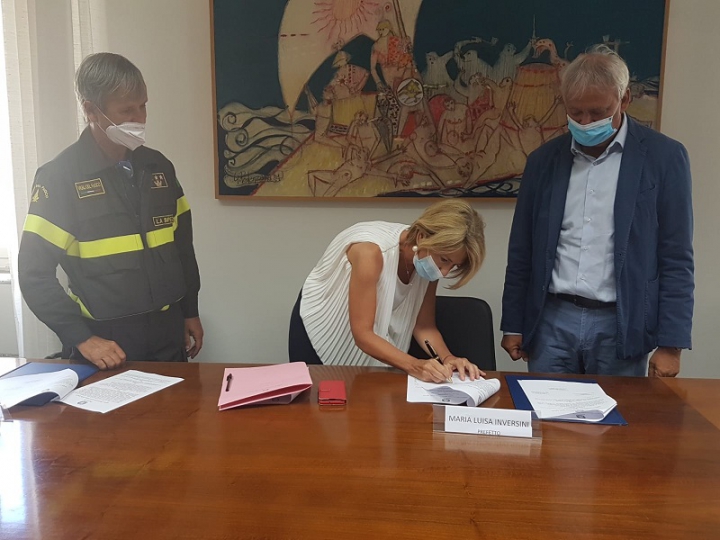 Il prefetto Maria Luisa Inversini firma il protocollo