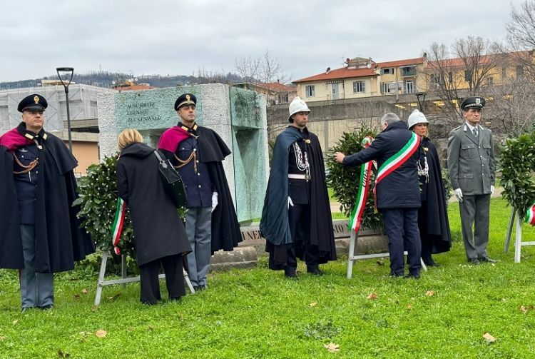 Cerimonia di commemorazione presso il Monumento ai Caduti nei Campi di sterminio