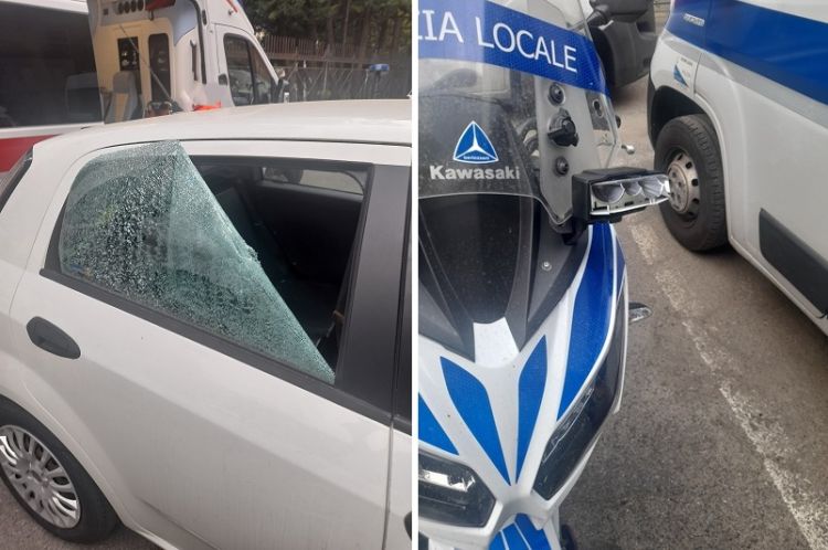 Calci agli agenti e testate ai vetri antisfondamento dell'auto della Polizia Locale, difficile riportare alla calma il 42enne
