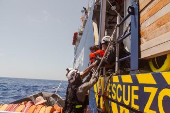 La Sea Watch in rotta verso La Spezia, la Cgil: &quot;Una vergogna sottoporre i migranti a ulteriori 1000 km di navigazione&quot;