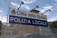 Convocato dalla Polizia Locale si presenta guidando senza patente, senza casco e senza assicurazione