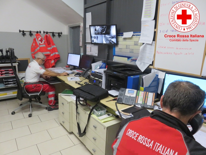 Anziano bloccato su letto elettrico, la Croce Rossa lo aiuta con un generatore