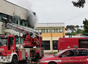 Brucia l&#039;Upim di Sarzana (Video)