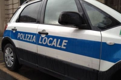 Sfreccia a 100 km/h in viale Italia, patente ritirata e maxi sanzione per un 20enne