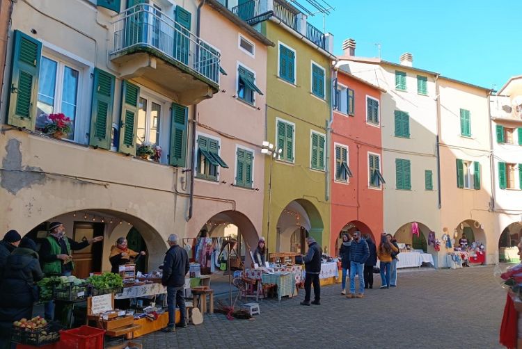 Grande partecipazione ai mercatini di Natale a Varese Ligure