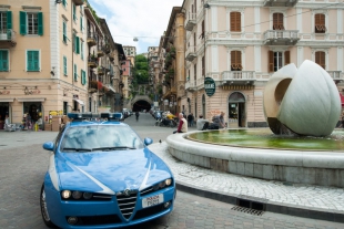 Una volante della Polizia in piazza Garibaldi alla Spezia