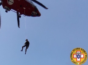 Si alza in volo l&#039;elicottero della Guardia Costiera per soccorrere una donna a Portofino