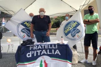 Gazebo di Fratelli d&#039;Italia in piazza Beverini