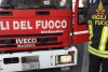 Bus in fiamme a Follo, una colonna di fumo nero si alza nel cielo