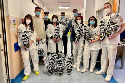 Spezia, i giocatori aquilotti incontrano giovani tifosi nel reparto di pediatria in vista delle festività pasquali