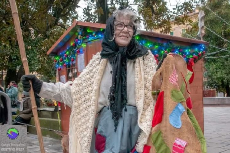 La Befana aspetta i bambini in piazza Brin