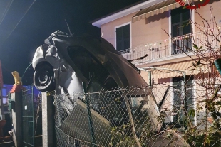 Si ribalta con l&#039;auto e finisce in un giardino