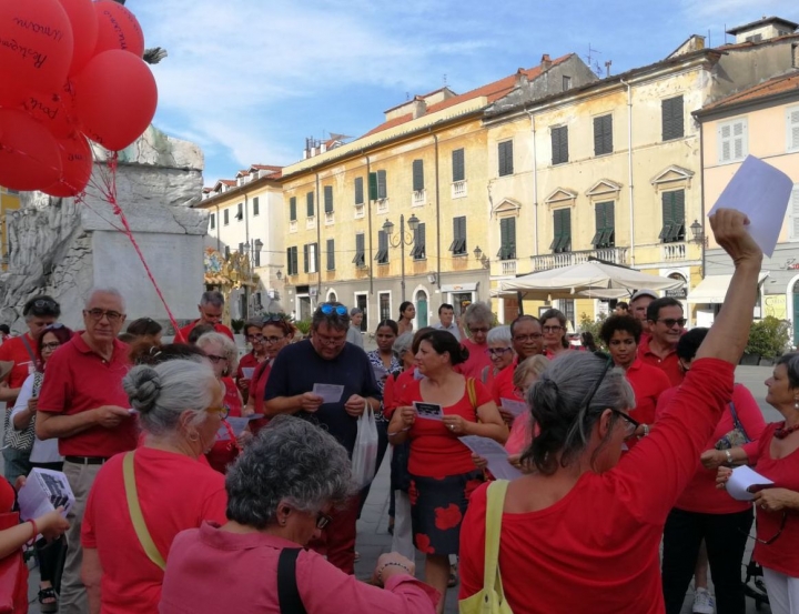 Sarzana: piazza Matteotti si tinge di rosso (Video)