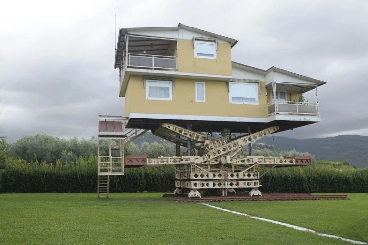 Avete mai visto la Casa volante di Castelnuovo Magra?