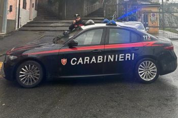 Carabinieri e tecnici intervengono per un forte odore di gas e scoprono un impianto abusivo per rubare energia