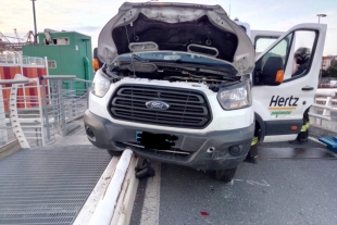 Furgone si incastra sul ponte in via San Bartolomeo