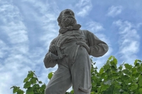 Monterosso, Italia vince Europei e danneggia una statua: il giovane si scusa con il Comune